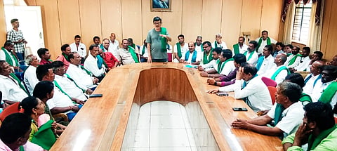 ರಾಜ್ಯ ರೈತ ಸಂಘಟನೆಗಳ ಒಕ್ಕೂಟ ಹಾಗೂ ರಾಜ್ಯ ಕಬ್ಬು ಬೆಳೆಗಾರ ಸಂಘದ ಅಧ್ಯಕ್ಷ ಕುರುಬೂರು ಶಾಂತಕುಮಾರ್ ಅಧ್ಯಕ್ಷತೆಯಲ್ಲಿ ರೈತರ ಸಭೆ ಆಯೋಜಿಸಲಾಗಿತ್ತು. ಅತ್ತಹಳ್ಳಿ ದೇವರಾಜ್, ಬರಡನಪುರ ನಾಗರಾಜ್, ಪಿ. ಸೋಮಶೇಖರ್, ಕಿರಗಸೂರು ಶಂಕರ್, ವರಕೋಡು ನಾಗೇಶ್, ಪೈಲ್ವಾನ್ ವೆಂಕಟೇಶ್ ಇತರರು ಇದ್ದರು.