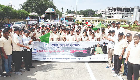 ವಿಶ್ವ ಹಾಲು ದಿನ ಅಂಗವಾಗಿ ಮೈಮುಲ್ ವತಿಯಿಂದ ಜಾಗೃತಿ ಜಾಥಾಕ್ಕೆ ಚಾಲನೆ ನೀಡಲಾಯಿತು.  ಸಿ.ಪ್ರಸಾದ್ ರೆಡ್ಡಿ, ಕೆ.ಎನ್.ಸುರೇಶ್ ನಾಯ್ಕ, ಸೌಮ್ಯಾ ಇನ್ನಿತರರಿದ್ದರು.