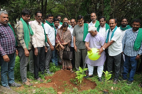 ಪರಿಸರ ದಿನಾಚರಣೆ ಅಂಗವಾಗಿ ರಾಜ್ಯ ರೈತ ಸಂಘಟನೆಗಳ ಒಕ್ಕೂಟ, ರಾಜ್ಯ ಕಬ್ಬು ಬೆಳೆಗಾರರ ಸಂಘದಿಂದ ನಗರದಲ್ಲಿ ಆಯೋಜಿಸಿದ್ದ ಕಾರ್ಯಕ್ರಮದಲ್ಲಿ ಡಾ.ಖಾದರ್ ವಲಿ ಗಿಡಕ್ಕೆ ನೀರೆರೆದರು. ಕುರುಬೂರು ಶಾಂತಕುಮಾರ್, ಶಾಲಿನಿ ಶ್ರೀನಿವಾಸ್, ಡಾ.ಗಜಾನನ ಹೆಗಡೆ, ಪಿ.ಸೋಮಶೇಖರ್ ಇದ್ದರು.