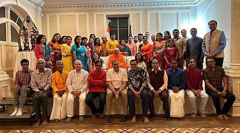 ಅಮೆರಿಕದ ಮೆರಿಲ್ಯಾಂಡ್‌ನ ಪೊಟೊಮ್ಯಾಕ್‌ನಲ್ಲಿ ಬಿಸಿನೆಸ್ ಇಂಟೆಗ್ರಾ ಕಂಪನಿಯ ಸೆಲ್ವ ಜಯರಾಮನ್ ಹಾಗೂ ಪ್ರತಿಭಾ ಜಯರಾಮನ್ ಅವರ ನಿವಾಸದಲ್ಲಿ ಏರ್ಪಡಿಸಿದ್ದ ವಿಶೇಷ ಪೂಜೆ ಹಾಗೂ ಸತ್ಸಂಗದ ಸಂದರ್ಭದಲ್ಲಿ ಶ್ರೀ ಶಿವರಾತ್ರಿ ದೇಶಿಕೇಂದ್ರ ಸ್ವಾಮೀಜಿ ಭಾಗವಹಿಸಿದ್ದರು.