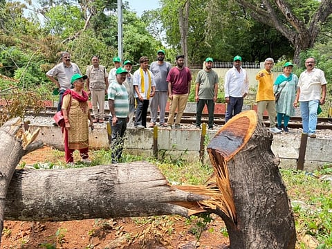 ನಗರದ ಕುಕ್ಕರಹಳ್ಳಿ ಕೆರೆ ಬಳಿಯ ರೈಲು ಹಳಿಗಳ ಪಕ್ಕದಲ್ಲಿ ಮರಗಳನ್ನು ಕಡಿದಿರುವ ಸ್ಥಳಕ್ಕೆ ‘ಪರಿಸರಕ್ಕಾಗಿ ನಾವು’ ಸಂಘಟನೆ ಸದಸ್ಯರು ಭೇಟಿ ನೀಡಿ ವೀಕ್ಷಿಸಿದರು. ಪರಶುರಾಮೇಗೌಡ , ಪ್ರೊ.ಕಾಳಚನ್ನೇಗೌಡ, ಲೀಲಾ ಶಿವಕುಮಾರ್, ಪ್ರೊ.ಶ್ಯಾಮಲಾ, ವಿಶ್ವನಾಥ್, ಭಾನು ಪ್ರಶಾಂತ್, ಸುಧೀರ್ ಗಣಪತಿ, ಸಿಂಧುವಳ್ಳಿ ಅಕ್ಬರ್, ಸಂಜೀವ್ ಕೆ.ಪಾಟೀಲ ಇತರರಿದ್ದರು.