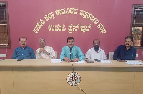ಉಡುಪಿಯ ಪತ್ರಿಕಾ ಭವನದಲ್ಲಿ ನಡೆದ ಸುದ್ದಿಗೋಷ್ಠಿಯಲ್ಲಿ ಧರ್ಮಪಾಲ ಯು. ದೇವಾಡಿಗ ಮಾತನಾಡಿದರು. ಹಿರಿಯಡ್ಕ ಮೋಹನ್​ ದಾಸ್​, ಗಣೇಶ್​ ದೇವಾಡಿಗ, ಯಾದವ್​ ದೇವಾಡಿಗ,  ರವಿ ಎಸ್​. ದೇವಾಡಿಗ ಇದ್ದರು.