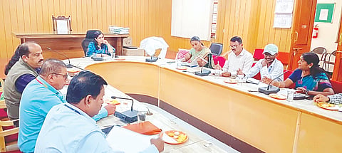ಮೈಸೂರು ಜಿಲ್ಲಾಧಿಕಾರಿಗಳ ಕಚೇರಿ ಸಭಾಂಗಣದಲ್ಲಿ ಹಮ್ಮಿಕೊಂಡಿದ್ದ ಜಿಲ್ಲಾ ಬಾಲಕಾರ್ಮಿಕ ಯೋಜನಾ ಸೊಸೈಟಿಯ ಜಿಲ್ಲಾ ಮಟ್ಟದ ಕಾರ್ಯಕಾರಿ ಹಾಗೂ ಕಾರ್ಯಪಡೆ ಸಮಿತಿ ಸಭೆಯಲ್ಲಿ ಎಡಿಸಿ ಐಶ್ವರ್ಯಾ, ಲಲಿತಾ ಬಾಯಿ, ಚೇತನ್, ರವಿಚಂದ್ರ, ಎಸ್.ಎಚ್.ನಿರ್ಮಲಾ ಇತರರು ಇದ್ದರು.