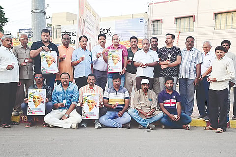 ನಗರದ ಚಾಮುಂಡಿಪುರಂ ವೃತ್ತದಲ್ಲಿ ಎಸ್.ಜಾನಕಿ ಅವರ ಭಾವಚಿತ್ರದ ಎದುರು  ಮೇಣದಬತ್ತಿ ಹಚ್ಚಿ ಸಂತಾಪ ಸಲ್ಲಿಸಲಾಯಿತು. ಸಿ.ನಾರಾಯಣಗೌಡ, ಡಿ.ಟಿ.ಪ್ರಕಾಶ್, ಮ.ವಿ.ರಾಮಪ್ರಸಾದ್, ಎಂ.ಡಿ.ಪಾರ್ಥಸಾರಥಿ, ಜಗದೀಶ್, ಮುಖಂಡರಾದ ಜಿ ರಾಘವೇಂದ್ರ ,ವಿಕ್ರಮ್ ಅಯ್ಯಂಗಾರ್,  ಅಜಯ್ ಶಾಸ್ತ್ರಿ, ಅಪೂರ್ವ ಸುರೇಶ್ ಇತರರು ಇದ್ದರು.