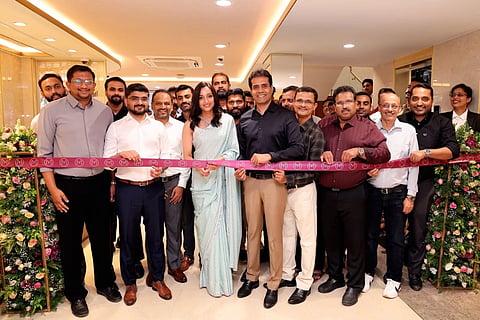 ಮಲಬಾರ್ ಗೋಲ್ಡ್ ಮತ್ತು ಡೈಮಂಡ್ಸ್ ಸಂಸ್ಥೆಯು ಮಂಡ್ಯದಲ್ಲಿ ನಿರ್ಮಿಸಿರುವ ನೂತನ ಮಳಿಗೆಯನ್ನು ಖ್ಯಾತ ನಟಿ ಶ್ರೀನಿಧಿ ಶೆಟ್ಟಿ ಉದ್ಘಾಟಿಸಿದರು. ಫಿಲ್ಸರ್ ಬಾಬು, ಸಂಸ್ಥೆಯ ಆಡಳಿತ ಮಂಡಳಿ ಸದಸ್ಯರು, ಗ್ರಾಹಕರು, ಆಹ್ವಾನಿತ ಅತಿಥಿಗಳು ಹಾಗೂ ಗಣ್ಯರು ಉಪಸ್ಥಿತರಿದ್ದರು. 