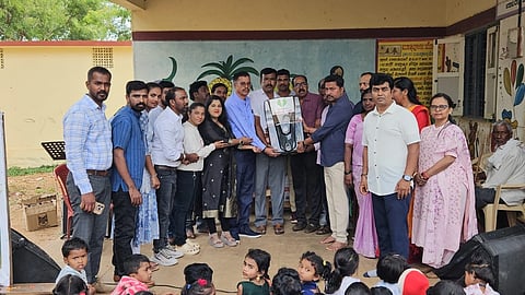 ರವಿ ಸಂತು ಬಳಗದ ವತಿಯಿಂದ ಕೆ.ಆರ್.ನಗರ ತಾಲೂಕಿನ ಮುದ್ದೇನಹಳ್ಳಿಯ ಸರ್ಕಾರಿ ಹಿರಿಯ ಪ್ರಾಥಮಿಕ ಶಾಲೆಗೆ ವಾಟರ್ ಪ್ಯೂರಿಫೈಯರ್ ವಿತರಿಸಲಾಯಿತು. ರವಿ ಸಂತು, ನವೀನ್, ಸನತ್, ಎಂ.ಪಿ.ನಂಜುಂಡ, ಪ್ರಸಾದ್, ಶಿವಮೂರ್ತಿ, ಎಂ.ಕೆ.ಸಹಾನ, ಪವಿತ್ರಾ, ಅನುಭವ್ಯ, ಶ್ರೀಕಂಠ, ಶ್ರೀನಿವಾಸ್, ಲೋಕೇಶ್, ಕುಮಾರ್, ರವಿ ಹಂಸಲೇಖ, ಅನುಷಾ, ಚಂದನ, ಸುಧಾಕರ್ ಇತರರಿದ್ದರು.
