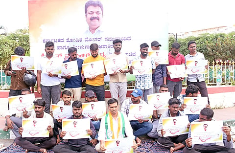 ಶಾಸಕ ಮಂಕಾಳ ವೈದ್ಯ ಅವರಿಗೆ ಸಚಿವ ಸ್ಥಾನ ನೀಡಬೇಕೆಂದು ಒತ್ತಾಯಿಸಿ ಮೈಸೂರು ಜಿಲ್ಲಾ ಕಾಂಗ್ರೆಸ್ ಸಮಿತಿಯಿಂದ ಸೋಮವಾರ ಗಾಂಧಿ ವೃತ್ತದಲ್ಲಿ ಪ್ರತಿಭಟಿಸಲಾಯಿತು. ಭಾಗ್ಯರಾಜ್, ಹರೀಶ್ ಇತರರು ಇದ್ದರು.