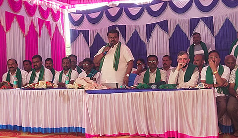  ನುಗ್ಗೇಹಳ್ಳಿ ಹೋಬಳಿ ಕೇಂದ್ರದಲ್ಲಿ ರೈತ ಸಂಘ ಆಯೋಜಿಸಿದ್ದ ವಿಶ್ವ ರೈತ ದಿನಾಚರಣೆಯ ಬೃಹತ್ ಕಾರ್ಯಕ್ರಮದಲ್ಲಿ ಶಾಸಕ ಸಿ.ಎನ್. ಬಾಲಕೃಷ್ಣ ಮಾತನಾಡಿದರು. ರಾಮಚಂದ್ರು, ನಟರಾಜ್, ಮೋಹನ್, ದೊರೆಸ್ವಾಮಿ, ದಿನೇಶ್, ಲಕ್ಷ್ಮಣ್, ನಾಗರತ್ನಮ್ಮ, ಮೀಸೆ ಮಂಜಣ್ಣ ಇದ್ದರು. 