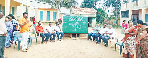  ಹಿರಿಸಾವೆ ಪಟ್ಟಣದ ಸರ್ಕಾರಿ ಹಿರಿಯ ಪ್ರಾಥಮಿಕ ಬಾಲಕರ ಪಾಠಶಾಲೆ ಆವರಣದಲ್ಲಿ ಮಕ್ಕಳ ಸಂತೆ ಕಾರ್ಯಕ್ರಮ ಆಯೋಜಿಸಲಾಗಿತ್ತು.