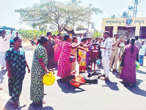 ಗುಂಡ್ಲುಪೇಟೆ ತಾಲೂಕಿನ ಚಿಕ್ಕತುಪ್ಪೂರು ಗ್ರಾಮಕ್ಕೆ ಸಮರ್ಪಕವಾಗಿ ನೀರು ಬಿಡುವಂತೆ ಒತ್ತಾಯಿಸಿ ಮಹಿಳೆಯರು ರಸ್ತೆ ಸಂಚಾರ ತಡೆದು ಪ್ರತಿಭಟನೆ ನಡೆಸಿದರು. 