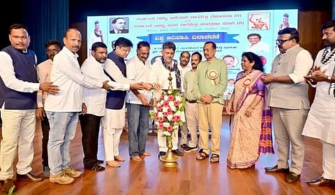 ಬೆಂಗಳೂರು ನಗರದ ಡಾ.ಬಿ.ಆರ್​.ಅಂಬೇಡ್ಕರ್​ ಭವನದಲ್ಲಿ ರಾಜ್ಯ ಅಲೆಮಾರಿ ಬುಡಕಟ್ಟು ಮಹಾಸಭಾ ಹಾಗೂ ರಾಜ್ಯ ಪಂಚ ಬುಡಕಟ್ಟು ಸಂರಕ್ಷಣಾ ಸಮಿತಿಯಿಂದ ಮಂಗಳವಾರ ಹಮ್ಮಿಕೊಂಡಿದ್ದ ವಿಶ್ವ ಆದಿವಾಸಿ ದಿನಾಚರಣೆ ಹಾಗೂ ರಾಜ್ಯಮಟ್ಟದ ಸಮಾವೇಶವನ್ನು ಡಿ.ಕೆ.ಶಿವಕುಮಾರ್​ ಉದ್ಘಾಟಿಸಿದರು.