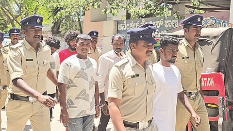 ಆನೇಕಲ್​ ರಿಯಲ್​ ಎಸ್ಟೇಟ್​ ಏಜೆಂಟ್​ ಗೋಪಿ ಹತ್ಯೆ ಪ್ರಕರಣದ ಎಂಟು ಆರೋಪಿಗಳನ್ನು ಮೆಡಿಕಲ್​ ಚೆಕಪ್​ಗಾಗಿ ಆಸ್ಪತ್ರೆಗೆ ಕರೆದೊಯ್ದ ಪೊಲೀಸರು.
