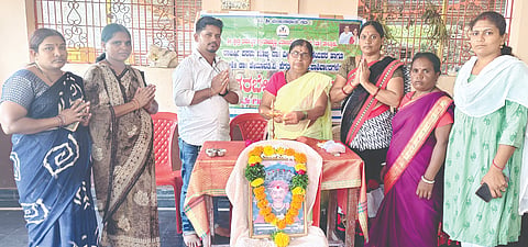 ಔರಾದ್​ನ ವಿಠ್ಠಲ ರುಕ್ಮಿಣಿ ಮಂದಿರದಲ್ಲಿ ಶ್ರೀ ಕ್ಷೇತ್ರ ಧರ್ಮಸ್ಥಳ ಗ್ರಾಮಭಿವೃದ್ಧಿ ಯೋಜನೆಯಿಂದ ಹಮ್ಮಿಕೊಂಡಿದ್ದ ಕೃಷಿ ತರಬೇತಿ ಕಾರ್ಯಾಗಾರವನ್ನು ಒಕ್ಕೂಟ ಸದಸ್ಯೆ ದುರ್ಗದೇವಿ ಉದ್ಘಾಟಿಸಿದರು. ರೇಣುಕಾ, ಬಸವರಾಜ ಪೂಜಾರಿ, ಸಪ್ನಾ ಇತರರಿದ್ದರು.