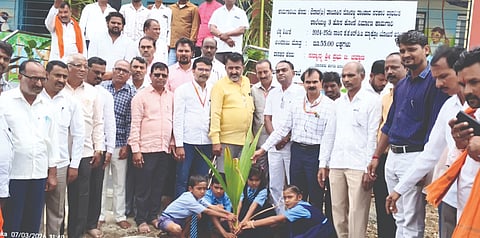 ಔರಾದ್​ ತಾಲೂಕಿನ ಸೋರಳ್ಳಿ ತಾಂಡಾ ಸರ್ಕಾರಿ ಕಿರಿಯ ಪ್ರಾಥಮಿಕ ಶಾಲೆಯಲ್ಲಿ ಹಮ್ಮಿಕೊಂಡಿದ್ದ ಪರಿಸರ ದಿನಾಚರಣೆ ಹಾಗೂ ಪ್ಲಾಸ್ಟಿಕ್​ಮುಕ್ತ ಅಭಿಯಾನದಲ್ಲಿ ಮುಖ್ಯ ಶಿಕ್ಷಕ ಗುಂಡಪ್ಪ ಹುಡುಗೆ, ವೀರಕುಮಾರ, ಗಜಾನನ ಮಳ್ಳಾ, ಬಾಲಾಜಿ ಅಮರವಾಡಿ, ಶಿವಾಜಿ, ಪ್ರಕಾಶ ತಾಂದಳೆ, ಮನೋಹರ ಅಂಬಾಟೆ, ಇತರರಿದ್ದರು. 