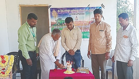ಅರಕಲಗೂಡು ತಾಲೂಕಿನ ಕೇರಳಾಪುರ ವಲಯದ ಶ್ರೀಕ್ಷೇತ್ರ ಧರ್ಮಸ್ಥಳ ಗ್ರಾಮಾಭಿವೃದ್ಧಿ ಯೋಜನೆ ಬಿ.ಸಿ. ಟ್ರಸ್ಟ್ ಬಿದ್ರಾಕ ಗ್ರಾಮದಲ್ಲಿ ಆಯೋಜಿಸಿದ್ದ ರೈತಕ್ಷೇತ್ರ ಪಾಠಶಾಲೆ ತರಬೇತಿ ಕಾರ್ಯಕ್ರಮವನ್ನು ಪ್ರಗತಿಪರ ಕೃಷಿ ಶಿವಣ್ಣಗೌಡ ಉದ್ಘಾಟಿಸಿದರು. ಎಚ್.ಬಿ. ಈಶ್ವರ್, ಸುನಿಲ್ ಕುಮಾರ್,  ದೇವರಾಜು ಇತರರಿದ್ದರು.