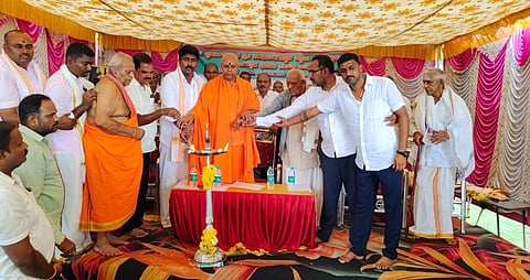 ಅರಕಲಗೂಡು ಶಂಭುನಾಥಪುರದ ಶ್ರೀ ಸ್ವಯಂಭುನಾಥ ಶಂಭುಲಿಂಗೇಶ್ವರ ಸ್ವಾಮಿ ದೇವಾಲಯದ ಜೀರ್ಣೋದ್ಧಾರ ಕಾಮಗಾರಿ ಭೂಮಿಪೂಜೆ ಅಂಗವಾಗಿ ಆಯೋಜಿಸಿದ್ದ ಧಾರ್ಮಿಕ ಸಭೆಯನ್ನು ಕೆ.ಆರ್.ನಗರ ಕಾಗಿನೆಲೆ ಶಾಖಾಮಠದ ಶ್ರೀ ಶಿವಾನಂದಪುರಿ ಸ್ವಾಮೀಜಿ ಉದ್ಘಾಟಿಸಿದರು. ಎಚ್.ಪಿ.ಶ್ರೀಧರ್‌ಗೌಡ, ಎಸ್.ಹಿರಣ್ಣಯ್ಯ, ಎಸ್.ಪಿ.ರೇವಣ್ಣ, ಕೃಷ್ಣ, ಸೋಮಶೇಖರ್, ದೀಪು ಇತರರಿದ್ದರು.