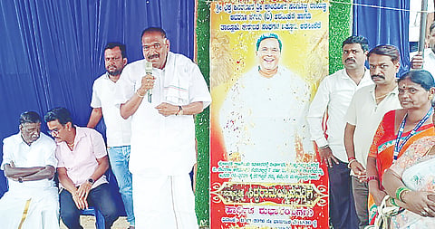  ನಗರದ ಬಸವೇಶ್ವರ ವೃತ್ತದಲ್ಲಿ  ಹಮ್ಮಿಕೊಂಡಿದ್ದ ಅಭಿನಂದನಾ ಕಾರ್ಯಕ್ರಮದಲ್ಲಿ ಶಾಸಕ ಕೆ.ಎಂ.ಶಿವಲಿಂಗೇಗೌಡ ಮಾತನಾಡಿದರು. ಬಿಳಿಚೌಡಯ್ಯ, ಚಂದ್ರಶೇಖರ್, ಧರ್ಮಶೇಖರ್ ಇತರರು ಇದ್ದರು.