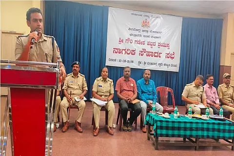ಗಣಪತಿ ಹಬ್ಬದ ಹಿನ್ನೆಲೆಯಲ್ಲಿ ಭದ್ರಾವತಿಯಲ್ಲಿ ಆಯೋಜಿಸಿದ್ದ ನಾಗರಿಕ ಸೌಹಾರ್ದ ಸಭೆಯಲ್ಲಿ ಎಸ್ಪಿ ಬಿ.ನಿಖಿಲ್ ಮಾತನಾಡಿದರು. ಕದಿರೇಶ್, ದೇವರಾಜ್, ಪ್ರಕಾಶ್ ರಾಥೋಡ್, ನಾಗಮ್ಮ ಇತರರಿದ್ದರು.