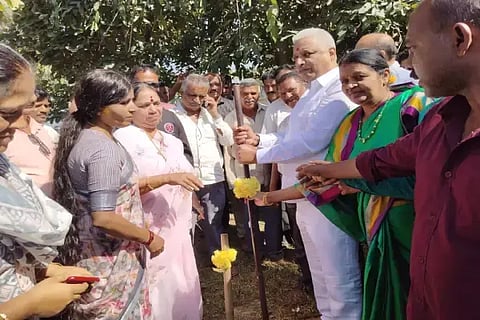 ಭದ್ರಾವತಿ ನಗರಸಭೆ ವ್ಯಾಪ್ತಿಯಲ್ಲಿ ವಿವಿಧ ಕಾಮಗಾರಿಗಳಿಗೆ ಶಾಸಕ ಬಿ.ಕೆ ಸಂಗಮೇಶ್ವರ್ ಚಾಲನೆ ನೀಡಿದರು. ಜೆ.ಸಿ ಗೀತಾ ರಾಜಕುಮಾರ್, ಚನ್ನಪ್ಪ, ಬಿ.ಕೆ.ಮೋಹನ್, ಮಣಿ ಇತರರಿದ್ದರು.