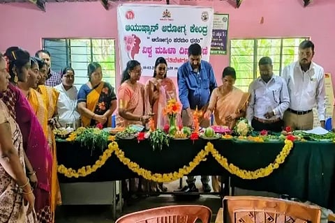 ಭದ್ರಾವತಿ ತಾಲೂಕಿನ ದಾಸರಹಳ್ಳಿ ಗ್ರಾಪಂ ಸಭಾಂಗಣದಲ್ಲಿ ಆಯೋಜಿಸಿದ್ದ ಗರ್ಭಿಣಿಯರಿಗೆ ಸೀಮಂತ ಕಾರ್ಯಕ್ರಮವನ್ನು ಟಿಎಚ್‌ಒ ಎಂ.ವಿ.ಅಶೋಕ್ ಉದ್ಘಾಟಿಸಿದರು. ಸುಶೀಲಾಬಾಯಿ, ಸುಷ್ಮಾ, ಲೋಕೇಶ್ ಇತರರಿದ್ದರು.