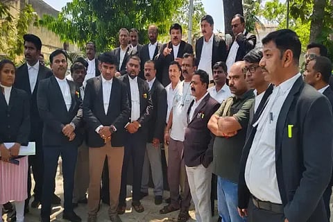 ವಕೀಲರಾದ ರಂಗನಾಥ್, ಮಧು ಅವರನ್ನು ಕಾನೂನು ಬಾಹಿರವಾಗಿ ಬಂಧಿಸಲಾಗಿದೆ ಎಂದು ಆರೋಪಿಸಿ ಭದ್ರಾವತಿ ವಕೀಲರು ನಗರ ಸಿಪಿಐ ಕಚೇರಿ ಎದುರು ಪ್ರತಿಭಟನೆ ನಡೆಸಿದರು.  ಬಿ.ಸಿ.ಕೇಶವಮೂರ್ತಿ, ಶಿವಕುಮಾರ್, ಟಿ.ಚಂದ್ರೇಗೌಡ ಇತರರಿದ್ದರು.