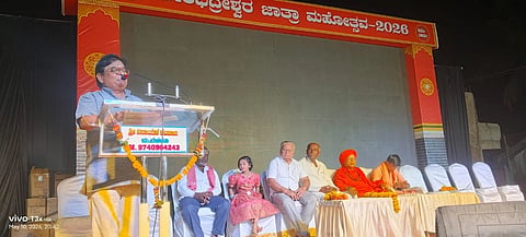 ಮಲ್ಲಮ್ಮನ ಬೆಳವಡಿ ಗ್ರಾಮದಲ್ಲಿ ವೀರಭದ್ರೇಶ್ವರ ಜಾತ್ರಾ ಮಹೋತ್ಸವದ ಅಂಗವಾಗಿ ಹಮ್ಮಿಕೊಂಡಿದ್ದ ಧರ್ಮಸಭೆಯಲ್ಲಿ ಗದಿಗಯ್ಯ ಹಿರೇಮಠ ಉಪನ್ಯಾಸ ನೀಡಿದರು. ಮಹೇಶ್ವರ ಶಿವಾಚಾರ್ಯರು, ಗುರುಸಿದ್ಧೇಶ್ವರ ಶಿವಾಚಾರ್ಯರು ಇತರರಿದ್ದರು.