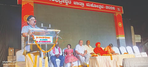 ಮಲ್ಲಮ್ಮನ ಬೆಳವಡಿ ಗ್ರಾಮದಲ್ಲಿ ವೀರಭದ್ರೇಶ್ವರ ಜಾತ್ರಾ ಮಹೋತ್ಸವದ ಅಂಗವಾಗಿ ಹಮ್ಮಿಕೊಂಡಿದ್ದ ಧರ್ಮಸಭೆಯಲ್ಲಿ ಗದಿಗಯ್ಯ ಹಿರೇಮಠ ಉಪನ್ಯಾಸ ನೀಡಿದರು. ಮಹೇಶ್ವರ ಶಿವಾಚಾರ್ಯರು, ಗುರುಸಿದ್ಧೇಶ್ವರ ಶಿವಾಚಾರ್ಯರು ಇತರರಿದ್ದರು.