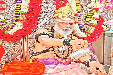 ಇಷ್ಟಲಿಂಗ ಪೂಜಾ ನಿರತ ರಂಭಾಪುರಿ ಶ್ರೀ.