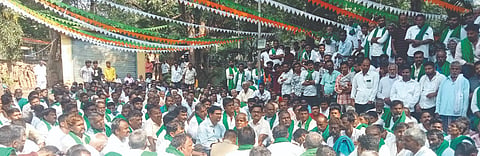 ಬೈಲಹೊಂಗಲದಲ್ಲಿ ಧರಣಿನಿರತ ರೈತರೊಂದಿಗೆ ಎಸಿ ಪ್ರವಿಣ ಜೈನ ಮಾತುಕತೆ ನಡೆಸಿದರು. ನಿಂಗಪ್ಪ ಚೌಡನ್ನವರ, ಶಂಕರ ಮಾಡಲಗಿ, ಸಂಗಯ್ಯ ದಾಬಿಮಠ, ಶ್ರೀಶೈಲ ಚೌಡನ್ನವರ ಇತರರಿದ್ದರು.