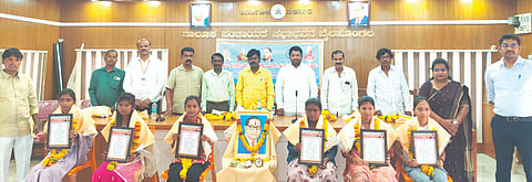 ಬೆಲಹೊಂಗಲದಲ್ಲಿ ಸಾಧಕ ವಿದ್ಯಾರ್ಥಿಗಳನ್ನು ಗಣ್ಯರು ಸನ್ಮಾನಿಸಿದರು. ತಹಸೀಲ್ದಾರ್​ ಹನುಮಂತ ಶಿರಹಟ್ಟಿ, ನಗರಸಭೆ ಪೌರಾಯುಕ್ತೆ ಭಾಗ್ಯಶ್ರೀ ಹುಗ್ಗಿ, ಪಪಂ ಇಒ ಸಂಜೀವ ಜುನ್ನೂರು ಇತರರಿದ್ದರು.