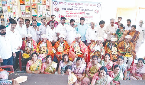 /ಭಾಲ್ಕಿ ತಾಲೂಕಿನ ಜ್ಯಾಂತಿ ಗ್ರಾಮದ ಸರ್ಕಾರಿ ಹಿರಿಯ ಪ್ರಾಥಮಿಕ ಶಾಲೆಯಲ್ಲಿ 1993&94ನೇ ಸಾಲಿನ ಹಳೆಯ ವಿದ್ಯಾರ್ಥಿಗಳಿಂದ ಆಯೋಜಿಸಿದ್ದ ಗುರುವಂದನೆ ಕಾರ್ಯಕ್ರಮದಲ್ಲಿ ಶಿಕ್ಷಕರನ್ನು ಸನ್ಮಾನಿಸಿ ಗೌರವಿಸಲಾಯಿತು. ಶಿವಕುಮಾರ ಫುಲಾರಿ, ಶಿವಕುಮಾರ ಸಾಲಿ, ಗಣೇಶ ಪಾಟೀಲ್​, ಸೋಮನಾಥ ಎಸ್​.ಎಲ್​. ಪಾಟೀಲ್​ ಇತರರಿದ್ದರು.