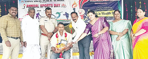 ಶಾಲಾ ವಾರ್ಷಿಕೋತ್ಸವದ ಅಂಗವಾಗಿ ವಿದ್ಯಾವಿಕಾಸ್ ಶಾಲೆಯಲ್ಲಿ ಆಯೋಜಿಸಿದ್ದ ಕ್ರೀಡಾಕೂಟ ಸಮಾರಂಭದಲ್ಲಿ ಅಂತರಾಷ್ಟ್ರೀಯ ಕ್ರೀಡಾಪಟು ಹಾಗೂ ಶಿಕ್ಷಕ ರಾಮೇಗೌಡ ಅವರನ್ನು ಸನ್ಮಾನಿಸಲಾಯಿತು. ಪದ್ಮಾ ಜಯಕುಮಾರ್, ಶಾಲಿನಿ ಕೇಶವ್, ಆಶಾ ರಂಗನಾಥ್ ಇದ್ದರು.