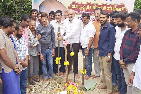 ತಾಲೂಕಿನ ಇಂಟಿತೊಳಲು-ಮೂಳೆಹೋಳೆ ಗ್ರಾಮಗಳ ಸಂಪರ್ಕ ರಸ್ತೆ ಕಾಮಗಾರಿಗೆ  ಶಾಸಕ ಎಚ್. ಕೆ. ಸುರೇಶ್ ಭೂಮಿ ಪೂಜೆ ನೆರವೇರಿಸಿದರು. ಅಧಿಕಾರಿಗಳು ಹಾಗೂ ಗ್ರಾಮಸ್ಥರಿದ್ದರು. 