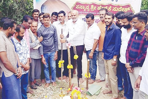 ತಾಲೂಕಿನ ಇಂಟಿತೊಳಲು-ಮೂಳೆಹೋಳೆ ಗ್ರಾಮಗಳ ಸಂಪರ್ಕ ರಸ್ತೆ ಕಾಮಗಾರಿಗೆ  ಶಾಸಕ ಎಚ್. ಕೆ. ಸುರೇಶ್ ಭೂಮಿಪೂಜೆ ನೆರವೇರಿಸಿದರು. ಅಧಿಕಾರಿಗಳು ಹಾಗೂ ಗ್ರಾಮಸ್ಥರಿದ್ದರು.
