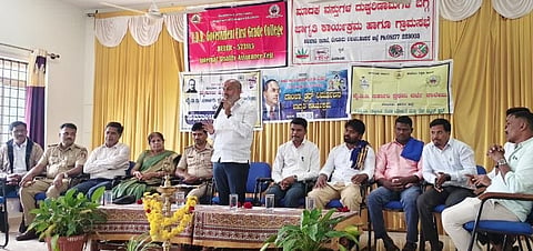 ಬೇಲೂರು ಪಟ್ಟಣದ ವೈಡಿಡಿ ಸರ್ಕಾರಿ ಪ್ರಥಮ ದರ್ಜೆ ಕಾಲೇಜಿನಲ್ಲಿ ಆಯೋಜಿಸಿದ್ದ ಮಾದಕವ್ಯಸನ ಮುಕ್ತ ಭಾರತ ಉಪನ್ಯಾಸ ಕಾರ್ಯಕ್ರಮದಲ್ಲಿ ಶಾಸಕ ಎಚ್.ಕೆ.ಸುರೇಶ್ ಮಾತನಾಡಿದರು. ಪ್ರಾಂಶುಪಾಲ ಡಾ.ನಾಗೇಂದ್ರಪ್ಪ,  ಪಿಎಸ್‌ಎಐ ಶಿವನಗೌಡ ಪಾಟೀಲ್ ಇತರರು ಇದ್ದರು. 