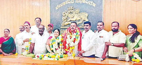 ಬೇಲೂರು ಪುರಸಭೆಗೆ ನೂತನ ಅಧ್ಯಕ್ಷರಾಗಿ ಅವಿರೋಧ ಆಯ್ಕೆಯಾದ ಅಕ್ರಂ ಷರೀಫ್ ಅವರನ್ನು ಅಭಿನಂದಿಸಲಾಯಿತು.