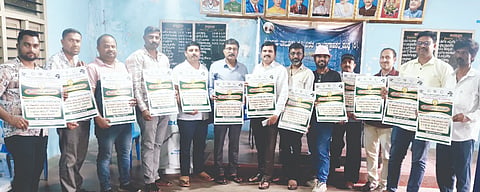 ತಾಲೂಕು ಛಾಯಾಗ್ರಾಹಕರ ಸಂಘದಿಂದ ಆಯೋಜಿಸಿದ್ದ  ಸಂಘದ ಆಸರೆ ಯೋಜನೆಗೆ  ಸಂಘದ ಜಿಲ್ಲಾಧ್ಯಕ್ಷ ನಿಂಗರಾಜು ಚಾಲನೆ ನೀಡಿದರು. ನಿಲೇಶ್, ಮಲ್ಲೇಶ್, ಲೋಕೇಶ್ ಇತರರಿದ್ದರು.