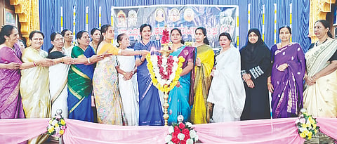 - ಬೇಲೂರು ತಾಲೂಕು ಒಕ್ಕಲಿಗರ ಮಹಿಳಾ ಸಂಘದಿಂದ ಆಯೋಜಿಸಿದ್ದ ಕಾರ್ಯಕ್ರಮವನ್ನು ಗಣ್ಯರು ಉದ್ಘಾಟಿಸಿದರು. ಪುರಸಭೆ ಅಧ್ಯಕ್ಷೆ ಉಷಾ ಸತೀಶ್, ಒಕ್ಕಲಿಗರ ಸಂಘದ ಅಧ್ಯಕ್ಷೆ ಭಾರತೀಗೌಡ, ಪುಣೆಯ ಹರಿಣಿ ಗಣೇಶ್ ಇತರರಿದ್ದರು