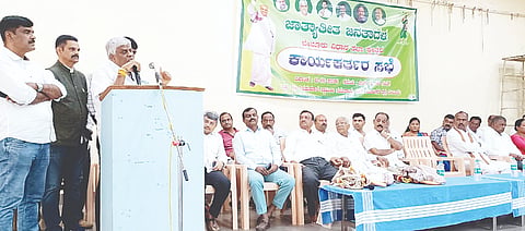 ಪಟ್ಟಣದ ವೀರಶೈವ ಕಲ್ಯಾಣ ಮಂಟಪದಲ್ಲಿ ತಾಲೂಕು ಜೆಡಿಎಸ್ ಪಕ್ಷದದಿಂದ ಆಯೋಜಿಸಿದ್ದ ಕಾರ್ಯಕರ್ತರ ಸಭೆ ಉದ್ದೇಶಿಸಿ ಎಚ್‌ಡಿ.ರೇವಣ್ಣ ಮಾತನಾಡಿದರು. ಎಂ.ಎ.ನಾಗರಾಜ್, ಬಿಡಿಚಂದ್ರೆಗೌಡ, ಜಿ.ಟಿ.ಇಂದಿರಾ, ರಾಜಶೇಖರ್ ಇದ್ದರು.