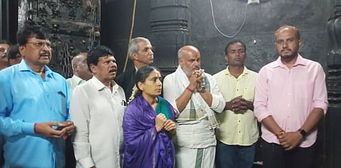  ನರೇಂದ್ರ ಮೋದಿಯವರು ಪ್ರಧಾನ ಮಂತಿಯಾಗಿ ದೀರ್ಘಾವಧಿಯ ಸೇವೆ ಸಲ್ಲಿಸುತ್ತಿರುವ ಹಿನ್ನೆಲೆ ಪಟ್ಟಣದ ಶ್ರೀ ಚನ್ನಕೇಶವಸ್ವಾಮಿಗೆ ಎಚ್.ಕೆ.ಸುರೇಶ್ ವಿಶೇಷ ಪೂಜೆ ಸಲ್ಲಿಸಿದರು. ಸಂಜಯ್ ಗೌರಿ,ಸಿ. ಎಸ್. ಪ್ರಕಾಶ್, ಇತರರಿದ್ದರು. 