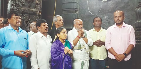 ನರೇಂದ್ರ ಮೋದಿ ಅವರು ಪ್ರಧಾನ ಮಂತ್ರಿಯಾಗಿ ದೀರ್ಘಾವಧಿಯ ಸೇವೆ ಸಲ್ಲಿಸುತ್ತಿರುವ ಹಿನ್ನೆಲೆ ಪಟ್ಟಣದ ಶ್ರೀ ಚನ್ನಕೇಶವಸ್ವಾಮಿಗೆ ಎಚ್.ಕೆ.ಸುರೇಶ್ ವಿಶೇಷ ಪೂಜೆ ಸಲ್ಲಿಸಿದರು. ಸಂಜಯ್ ಗೌರಿ,ಸಿ. ಎಸ್. ಪ್ರಕಾಶ್, ಇತರರಿದ್ದರು.