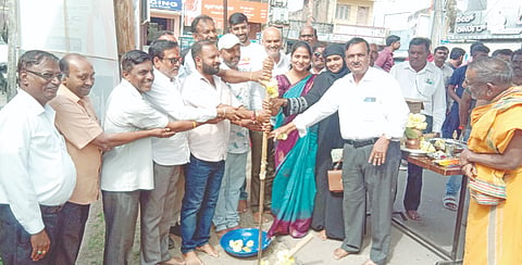 ಪಟ್ಟಣದ ವೈಕುಂಠ ಬೀದಿಯಲ್ಲಿ ವಿವಿಧ ಅಭಿವೃದ್ಧಿ ಕಾಮಗಾರಿಗೆ   ಶಾಸಕ ಎಚ್.ಕೆ.ಸುರೇಶ್ ಭೂಮಿ ಪೂಜೆ ನೆರವೇರಿಸಿದರು. ಪುರಸಭೆ ಮಾಜಿ ಅಧ್ಯಕ್ಷ ತೋ.ಚ.ಅನಂತ ಸುಬ್ಬರಾಯ,  ಪುರಸಭೆ ಅಧ್ಯಕ್ಷೆ ಉಷಾ ಸತೀಶ್, ಸದಸ್ಯರಾದ ಜಗದೀಶ್, ಶೈಲೇಶ್, ಅಶೋಕ್ ಇತರರಿದ್ದರು.