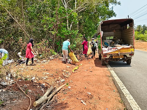 ಬಾರಕೂರು ಹನೆಹಳ್ಳಿ ಗ್ರಾಮ ಪಂಚಾಯಿತಿ ಮಳೆಗಾಲದ ಪೂರ್ವಸಿದ್ಧತೆಯಾಗಿ ಸ್ವಚ್ಛತಾ ಕಾರ್ಯ ನಡೆಯಿತು.
