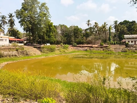 ನೀರು ಶೇಖರಣೆಗೊಂಡಿರುವ ಕೆರೆ.