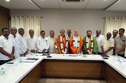 ಕೆಎಲ್‌ಇ ಸಂಸ್ಥೆ ಆಡಳಿತ ಮಂಡಳಿ ಸದಸ್ಯರಾದ ಅಮಿತ್ ಕೋರೆ, ಮಹಾಂತೇಶ ಕವಟಗಿಮಠ ಮತ್ತು ರಾಜ್ಯ ಸಹಕಾರ ಸಕ್ಕರೆ ಕಾರ್ಖಾನೆಗಳ ಮಹಾಮಂಡಳ ಉಪಾಧ್ಯಕ್ಷ ಸಂದೀಪ ಪಾಟೀಲ ಅವರನ್ನು ಕಾರ್ಖಾನೆ ವತಿಯಿಂದ ಸನ್ಮಾನಿಸಲಾಯಿತು. ಮಲ್ಲಿಕಾರ್ಜುನ ಕೋರೆ, ತಾತ್ಯಾಸಾಹೇಬ ಕಾಟೆ, ಅಜಿತ್ ದೇಸಾಯಿ ಇತರರಿದ್ದರು.