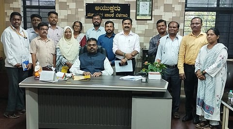 ಬೆಳಗಾವಿ ಪಾಲಿಕೆ ವ್ಯಾಪ್ತಿಯಲ್ಲಿ ಗಣತಿ ಕಾರ್ಯ ಪೂರ್ಣಗೊಳಿಸಿದ ಪ್ರಮುಖ ಅಧಿಕಾರಿಗಳೊಂದಿಗೆ ಕಾರ್ತಿಕ ಎಂ., ಸಿದ್ದು ಹುಲ್ಲೊಳ್ಳಿ, ಉದಯಕುಮಾರ ತಳವಾರ ಇತರರಿದ್ದರು.
