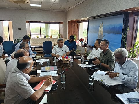 ಬೆಳಗಾವಿ ಜಿಲ್ಲೆಯ ರೈಲ್ವೆ ಯೋಜನೆಗಳ ಕುರಿತು ಸೋಮವಾರ ಸಂಸದ ಜಗದೀಶ ಶೆಟ್ಟರ ಹುಬ್ಬಳ್ಳಿ ನೈಋತ್ಯ ರೈಲ್ವೆ ಮಹಾ ಪ್ರಬಂಧಕ ಕೆ.ಅನಂತ ಹಾಗೂ ಹಿರಿಯ ಅಧಿಕಾರಿಗಳೊಂದಿಗೆ ಸಭೆ ನಡೆಸಿದರು.