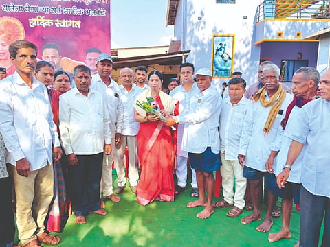 ಬಾಕನೂರು ಗ್ರಾಮದ ಮಹಾಲಕ್ಷ್ಮೀ ದೇವಿ ಜಾತ್ರೆಯಲ್ಲಿ ಪಾಲ್ಗೊಂಡ ಸಚಿವೆ ಲಕ್ಷ್ಮೀ ಹೆಬ್ಬಾಳ್ಕರ್ ಅವರನ್ನು ಗ್ರಾಮಸ್ಥರು ಸನ್ಮಾನಿಸಿದರು. ಮೃಣಾಲ ಹೆಬ್ಬಾಳ್ಕರ್, ಯುವರಾಜ ಕದಂ ಇತರರಿದ್ದರು.
