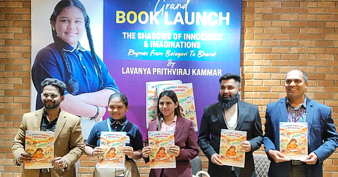 ಬೆಳಗಾವಿಯಲ್ಲಿ ವಿದ್ಯಾರ್ಥಿನಿ ಲಾವಣ್ಯ ಕಮ್ಮಾರ ತನ್ನ ಶಿಶುಗೀತೆಗಳ ಕೃತಿಯನ್ನು ಪ್ರದರ್ಶಿಸಿದಳು. ಜಯರಾಜ ಚವಾಣ, ತಿಲೋತ್ತಮ ಚವಾಣ, ಪೃಥಿರಾಜ ಕಮ್ಮಾರ ಇದ್ದಾರೆ.
