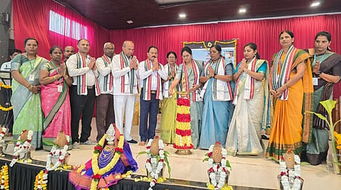 ಬೆಳಗಾವಿ ತಾಲೂಕಿನ ಮಚ್ಛೆಯಲ್ಲಿ ಧರ್ಮಸ್ಥಳ ಗ್ರಾಮಾಭಿವೃದ್ಧಿ ಯೋಜನೆಯಿಂದ ಏರ್ಪಡಿಸಿದ್ದ ವಿಚಾರಗೋಷ್ಠಿಯಲ್ಲಿ ಗಣ್ಯರು ದೀಪ ಬೆಳೆಗಿದರು. ಸತೀಶ ನಾಯ್ಕ, ಡಾ.ನಿರ್ಮಲಾ ಬಟ್ಟಲ್, ಚಾರುಕೀರ್ತಿ ಸಾಯಿಬಣ್ಣವ, ಡಾ.ವಿದ್ಯಾ ಪಾಟೀಲ, ರಾಜು ಬೆಲ್ಲದ ಇತರರಿದ್ದರು.